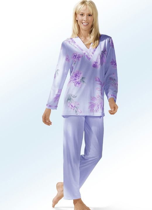 Mode - Schlafanzug mit V-Ausschnitt und langer Hose, in Größe 036 bis 052, in Farbe FLIEDER-BUNT Ansicht 1
