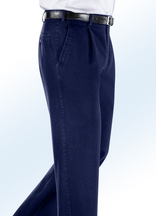 Hosen - Bügelfreie Jeans mit Zieretikett in 3 Farben, in Größe 024 bis 062, in Farbe DARKBLUE Ansicht 1