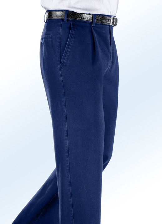 Hosen - Bügelfreie Jeans mit Zieretikett in 3 Farben, in Größe 024 bis 062, in Farbe JEANSBLAU Ansicht 1
