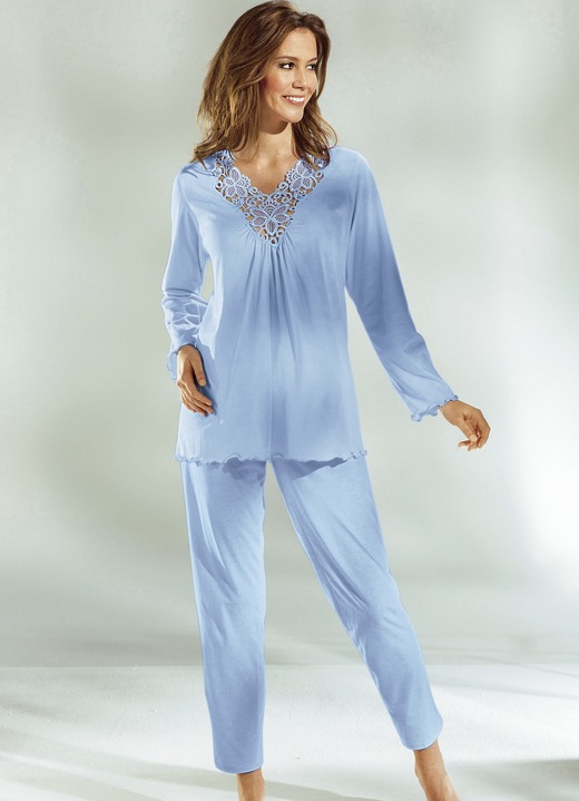 Schlafanzüge & Shortys - Schlafanzug, Langarm mit V-Ausschnitt und Spitze, in Größe 036 bis 054, in Farbe BLEU Ansicht 1