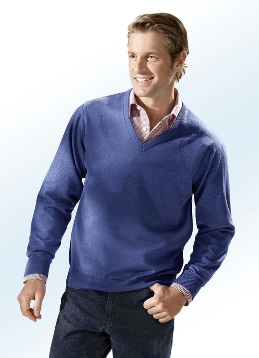 Hemden, Pullover & Shirts - Pullover in 4 Farben mit V-Ausschnitt, in Größe 046 bis 062, in Farbe JEANSBLAU MELIERT Ansicht 1