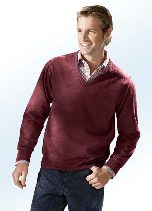 Hemden, Pullover & Shirts - Pullover in 4 Farben mit V-Ausschnitt, in Größe 046 bis 062, in Farbe WEINROT Ansicht 1