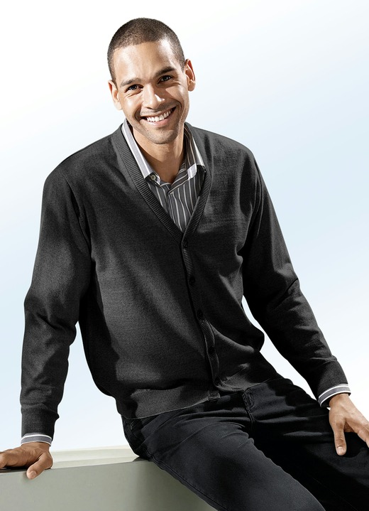 Hemden, Pullover & Shirts - Cardigan in 3 Farben mit V-Ausschnitt, in Größe 046 bis 062, in Farbe SCHWARZ Ansicht 1