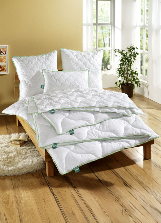 Bettwaren - „Greenfirst“- Bettwaren-Programm von „F.A.N.“, in Größe 112 (135/200 cm) bis 412 (2x 80/80 cm + 2x 135/200 cm), in Farbe WEISS, in Ausführung Kissen Ansicht 1