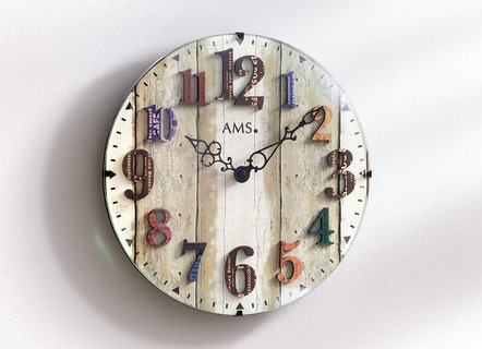 AMS Wanduhr mit Zifferblatt in Holzplanken-Optik