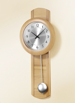 Wanduhr mit Pendel und Funkuhrwerk