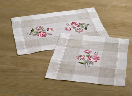 Tisch- und Raumdekoation mit hinreißendem Rosen-Dessin