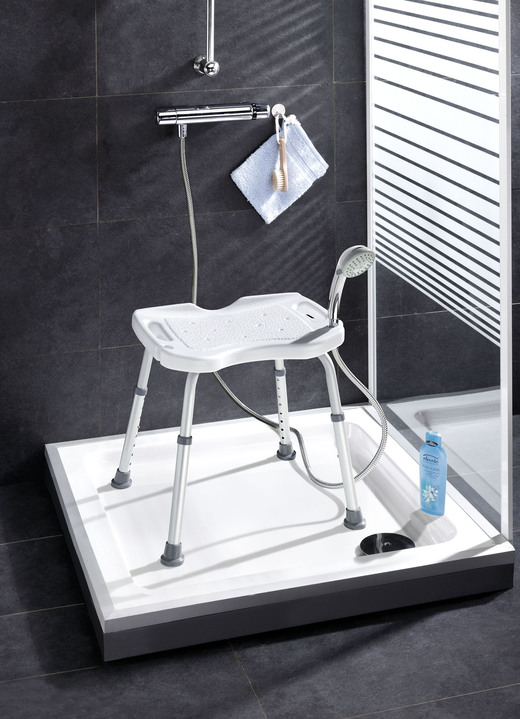 Hilfsmittel - Duschstuhl mit ergonomischer Sitzfläche, in Farbe WEIß