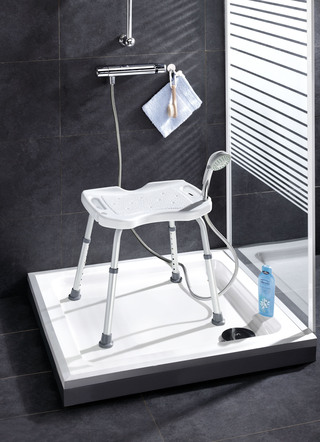 Duschstuhl mit ergonomischer Sitzfläche