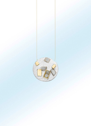In schönem Design: Anhänger in Tricolor mit 2 Roh-Diamanten