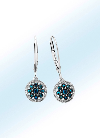 Schöne Ohrringe mit blauen Brillanten und weißen Diamanten