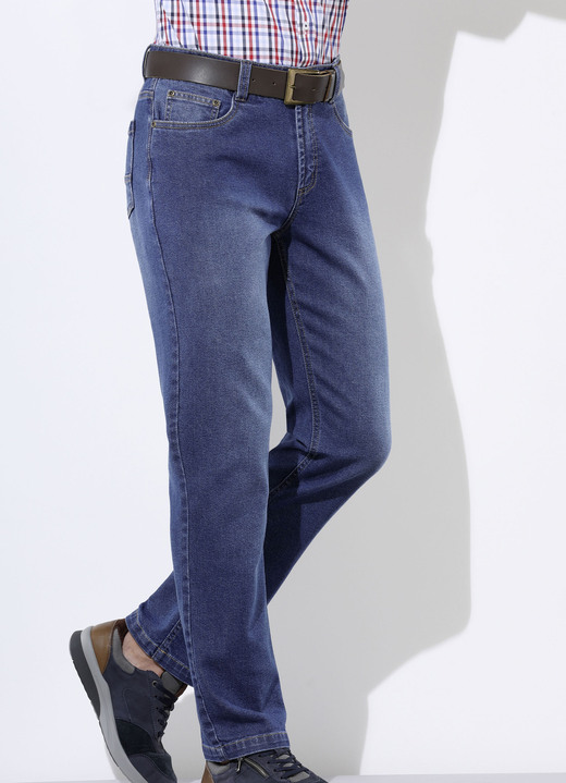 Herrenmode - Jeans in 5-Pocket Form in 3 Farben, in Größe 024 bis 060, in Farbe JEANSBLAU Ansicht 1