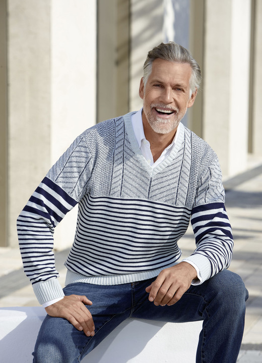 Herrenmode - V-Pullover mit Streifen- und Strukturdessin, in Größe 046 bis 062, in Farbe MARINE-GRAU Ansicht 1