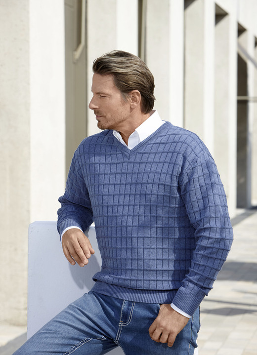 Hemden, Pullover & Shirts - Legerer V-Pullover mit Strukturdessin in 3 Farben, in Größe 046 bis 062, in Farbe JEANSBLAU MELIERT Ansicht 1