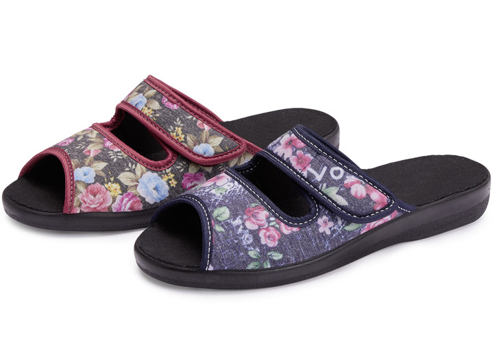 Hausschuhe - Zweierpack Pantoffeln aus floral bedrucktem Textilmaterial, in Größe 036 bis 042, in Farbe 1X BLAU, 1X ROT Ansicht 1