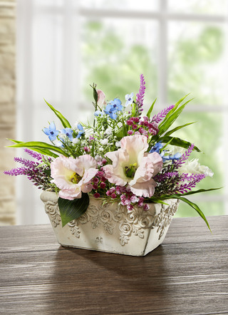 Lysianthus-Arrangement in Keramikschale