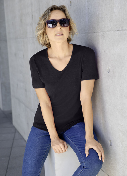 Shirts - Shirt mit hohem Tragekomfort in 10 Farben, in Größe 034 bis 052, in Farbe SCHWARZ Ansicht 1