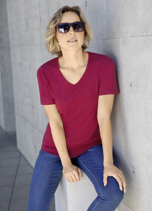 Shirts - Shirt mit hohem Tragekomfort in 10 Farben, in Größe 034 bis 052, in Farbe WEINROT Ansicht 1