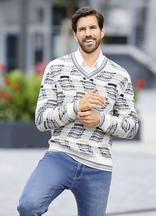 Hemden, Pullover & Shirts - Modischer V-Pullover mit Intarsienmuster, in Größe 046 bis 062, in Farbe ECRU-BEIGE-MARINE Ansicht 1