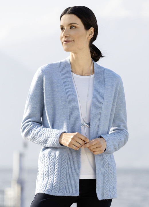 Jacken, Westen & Sets - Strickjacke aus sehr flauschigem Garn Jacken, Westen & Sets - Strickjacke aus sehr flauschigem Garn, in Größe L(44/46) bis XXL(52/54), in Farbe HELLBLAU