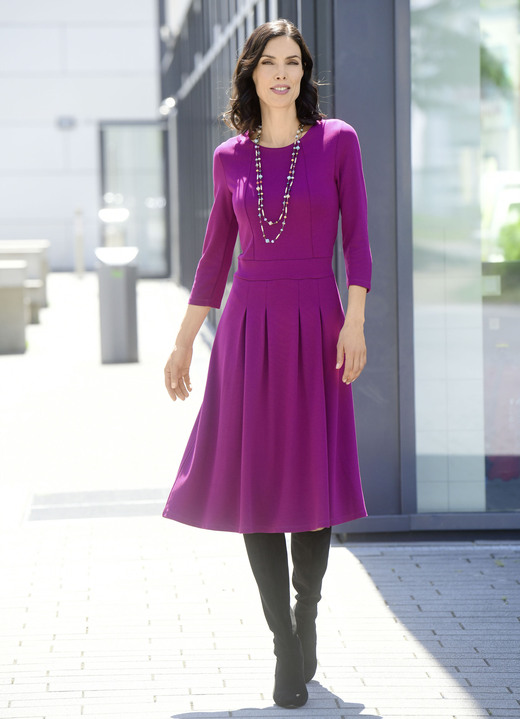 Freizeitkleider - Kleid mit aufspringenden Kellerfalten, in Größe 036 bis 054, in Farbe BEERE Ansicht 1