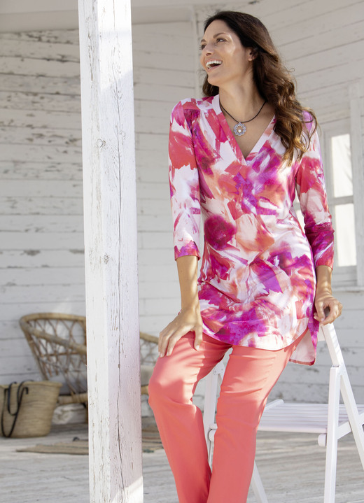 Tuniken - Schön dessinierte Shirt-Tunika, in Größe L 44/46) bis XXL (52/54), in Farbe KORALLE-PINK-WEISS-BUNT Ansicht 1