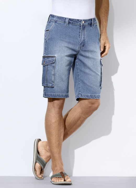 Hosen - Jeans-Bermudas mit Cargotaschen, in Größe 048 bis 060, in Farbe JEANSBLAU Ansicht 1