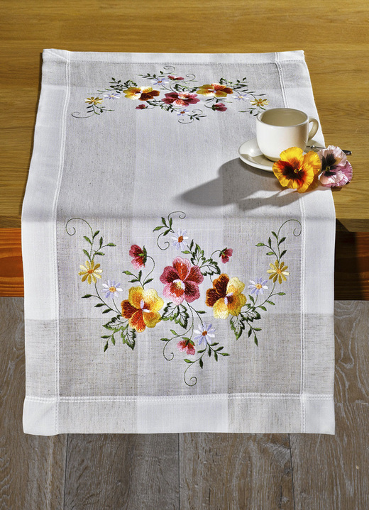 - Accessoires mit zarten Blümchen-Motiven, in Größe 102 (Läufer, 40x 85 cm) bis 404 (Kissenbezug, 40x 40 cm), in Farbe SEKT