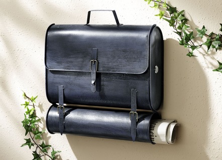 Briefkasten Schultasche mit Zeitungsrolle