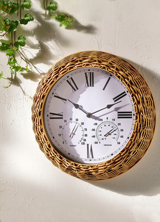 Außenwanduhr im Rattan-Look