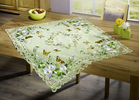 Tisch- und Raumdekoration mit Blumen und Schmetterlingen