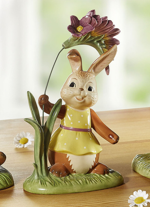 Goebel-Figuren - Hasen mit frühlingshafte Blumen aus Feinsteingut, in Farbe BUNT, in Ausführung Hase mit Freesie Ansicht 1