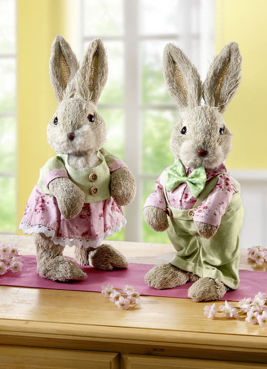 Dekorationen - Hasen aus Bast , in Farbe NATUR, in Ausführung Hase mit grüner Latzhose