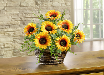 Sonnenblumen-Gesteck in Weidenkorb
