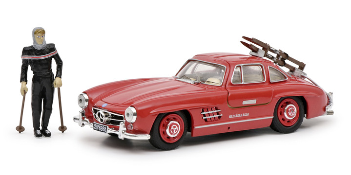 Geschenkideen - MB 300 SL mit Ski und Figur von Schuco, in Farbe ROT