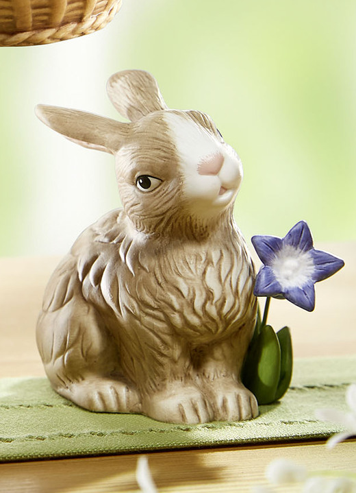 - Goebel Jahreshasen 2023, in Farbe BUNT, in Ausführung Hase sitzt neben blauer Glockenblume Ansicht 1