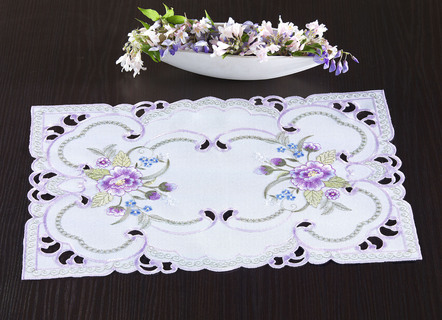 Tischdecke oder Kissenbezug mit Blüten-Stickerei