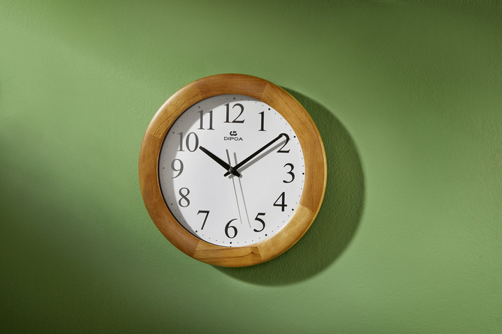 Uhren - Hochwertige Wanduhr aus Holz, in Farbe NUSSBAUM Ansicht 1