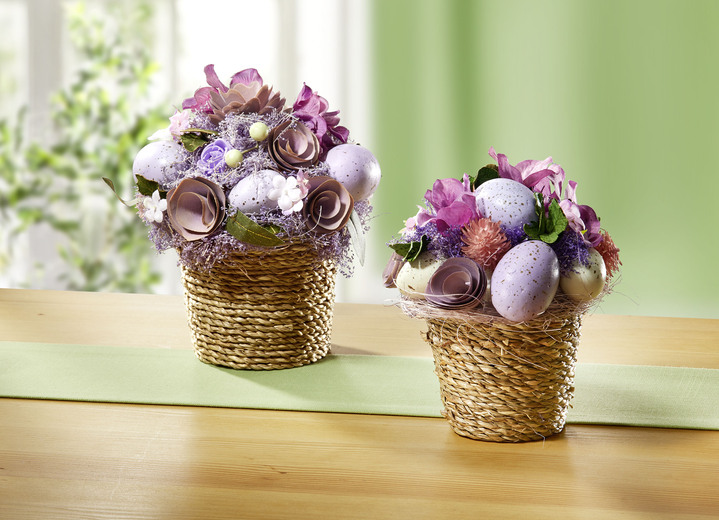 Osterkränze & Gestecke - Blüten-Arrangement im Weidekorb, in Farbe VIOLETT, in Ausführung klein