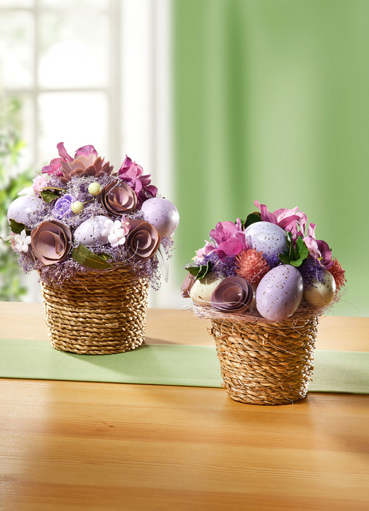 Ostern - Blüten-Arrangement im Weidekorb, in Farbe VIOLETT, in Ausführung klein