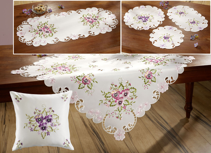 Tischdecken - Tisch- und Raumdekoration mit Stiefmütterchen-Stickereien, in Größe 100 (Deckchen, 30x 45 cm) bis 404 (Kissenbezug, 40x 40 cm), in Farbe ROSÉ Ansicht 1