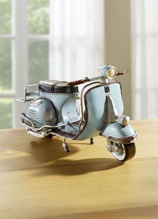 Handbemalter Vespa-Roller aus Blech