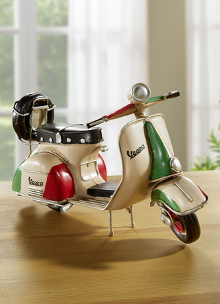 Handbemalter Vespa-Roller aus Blech