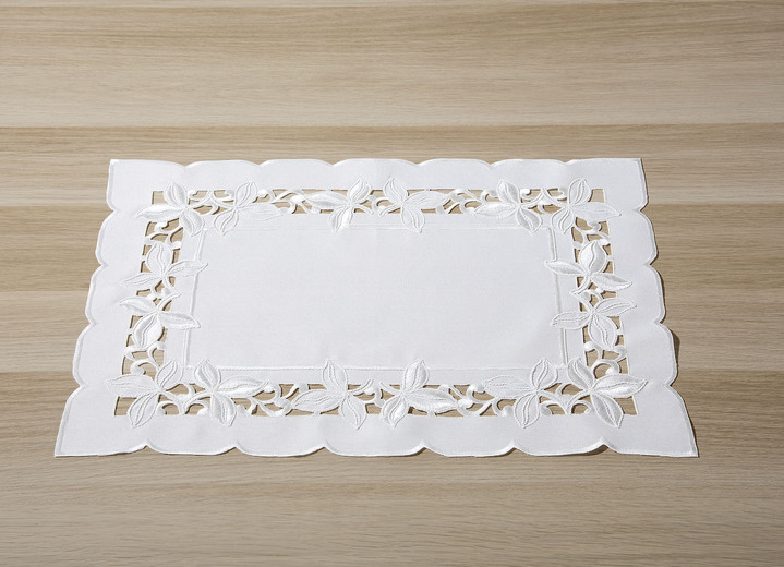 Tischdecken - Tisch- und Raumdekoration mit aufwendigen Stickereien, in Größe 101 (Deckchen, 35x 50 cm) bis 404 (Kissenbezug, 40x 40 cm), in Farbe SEKT Ansicht 1