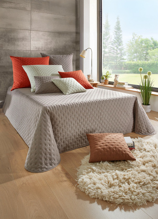 Tagesdecke mit Steppung und Bandeinfassung