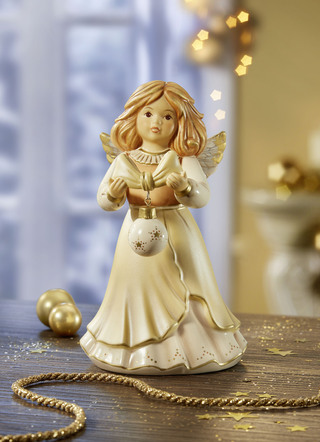 Engel mit Weihnachtsbaumkugel