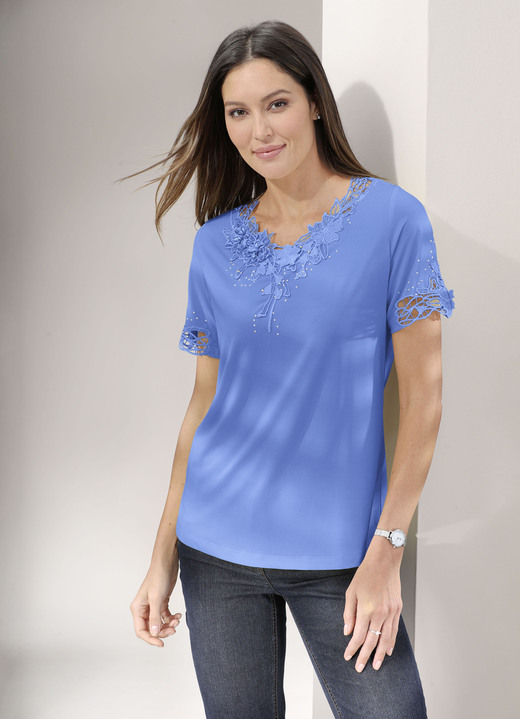 Shirts - Shirt mit floraler Spitze in 5 Farben, in Größe 036 bis 052, in Farbe BLEU Ansicht 1