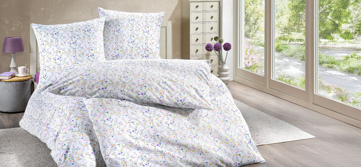 T&uuml;rkisfarbene Bettw&auml;sche in hellem Raum