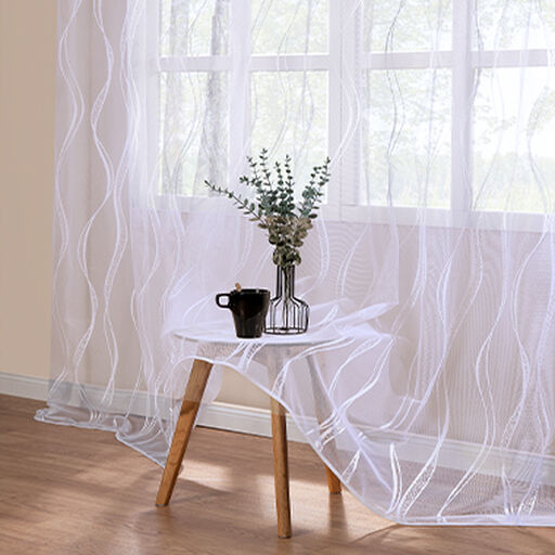 Zimmer mit wei&szlig;em Vorhang, Vase und einer Tasse auf einem Beistelltisch