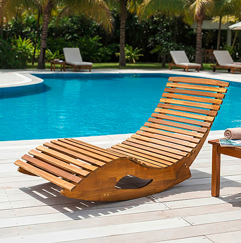 Outdoor-Liege vor einem Pool